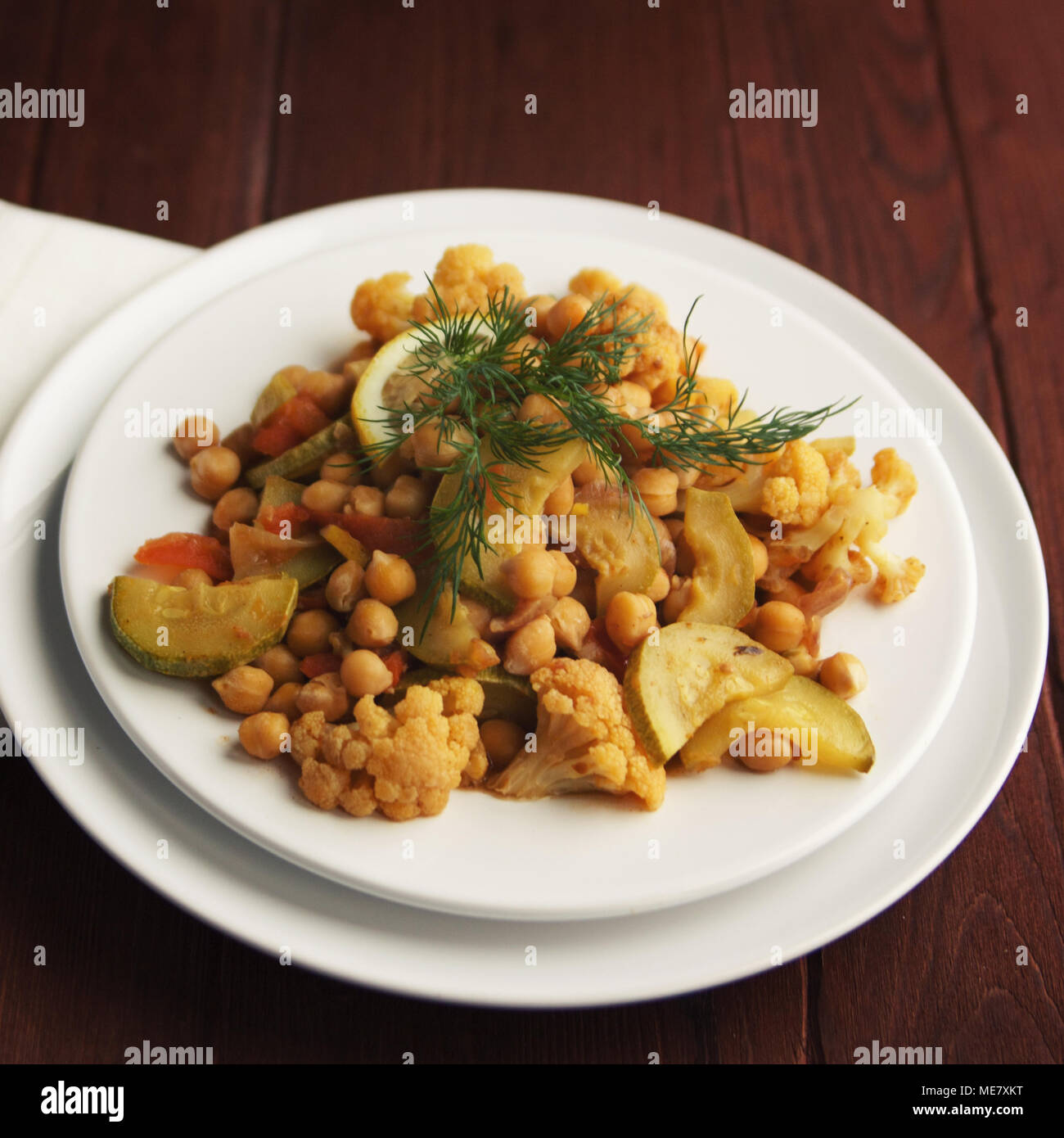 Gemüseeintopf mit Kichererbsen, Blumenkohl und Kohl. Close Up. Vegane Gerichte. Europäische Küche. Vegetarisches Mittagessen. Getönten Foto. Stockfoto