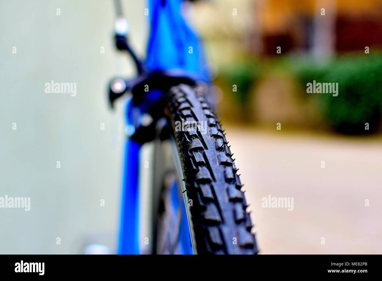 Wunderschöne blaue und schwarze Fahrrad Stockfoto