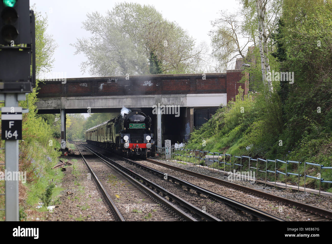 London, Großbritannien. 21. April 2018. British Railways Handelsmarine Klasse 35028 Clan Leitung Dampflokomotive, Whitton Station, London, UK, 21. April 2018, Foto von Richard Goldschmidt, 35028 Clan Leitung handelt es sich um eine Hauptleitung kohlegefeuerte dampflokomotive The Eastleigh Works 1948 erbaut. Während der Atlantische Küste Express 1961, es war inoffiziell bei 104 km/h vorbeifahrenden Axminster überschritten. Am 2. Juli 1967, Clan Linie gezogen, eine 'besondere' Abschied von Waterloo nach Bournemouth und zurück Ende der britischen Eisenbahn Karriere. Credit: Rich Gold/Alamy leben Nachrichten Stockfoto