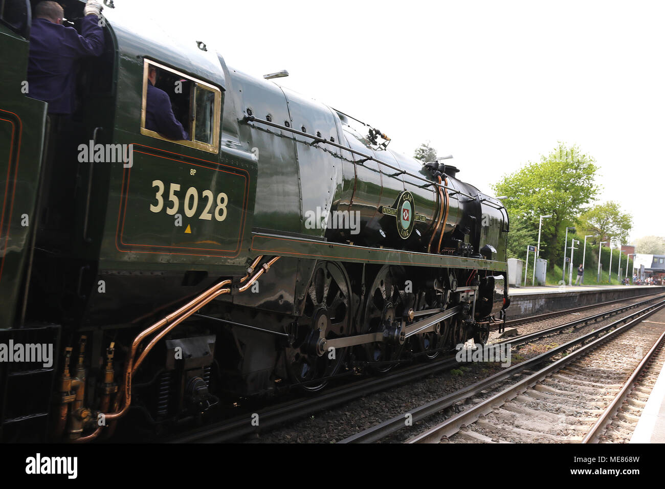 London, Großbritannien. 21. April 2018. British Railways Handelsmarine Klasse 35028 Clan Leitung Dampflokomotive, Whitton Station, London, UK, 21. April 2018, Foto von Richard Goldschmidt, 35028 Clan Leitung handelt es sich um eine Hauptleitung kohlegefeuerte dampflokomotive The Eastleigh Works 1948 erbaut. Während der Atlantische Küste Express 1961, es war inoffiziell bei 104 km/h vorbeifahrenden Axminster überschritten. Am 2. Juli 1967, Clan Linie gezogen, eine 'besondere' Abschied von Waterloo nach Bournemouth und zurück Ende der britischen Eisenbahn Karriere. Credit: Rich Gold/Alamy leben Nachrichten Stockfoto