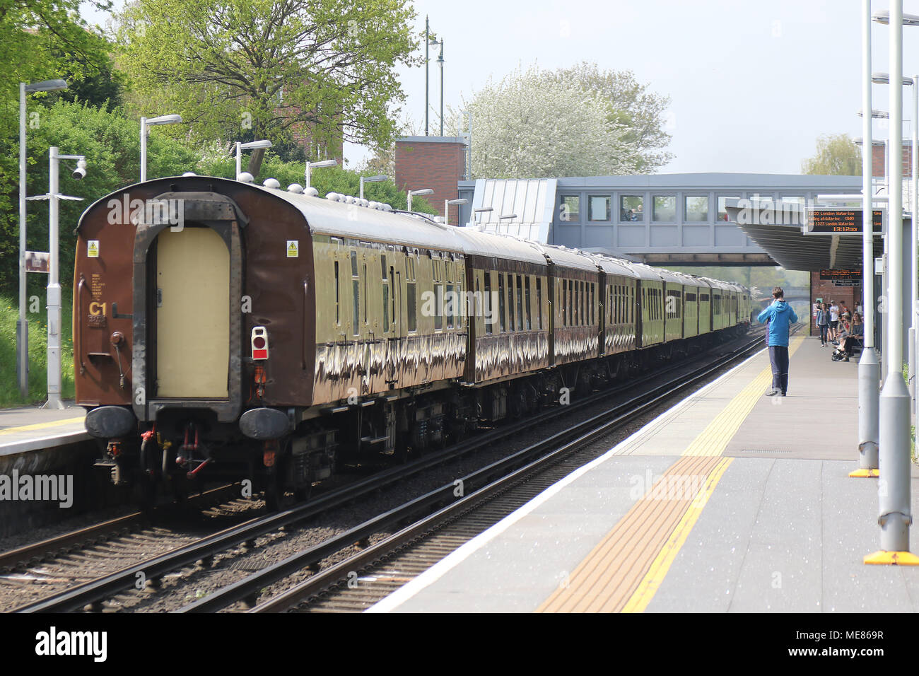 London, Großbritannien. 21. April 2018. British Railways Handelsmarine Klasse 35028 Clan Leitung Dampflokomotive, Whitton Station, London, UK, 21. April 2018, Foto von Richard Goldschmidt, 35028 Clan Leitung handelt es sich um eine Hauptleitung kohlegefeuerte dampflokomotive The Eastleigh Works 1948 erbaut. Während der Atlantische Küste Express 1961, es war inoffiziell bei 104 km/h vorbeifahrenden Axminster überschritten. Am 2. Juli 1967, Clan Linie gezogen, eine 'besondere' Abschied von Waterloo nach Bournemouth und zurück Ende der britischen Eisenbahn Karriere. Credit: Rich Gold/Alamy leben Nachrichten Stockfoto