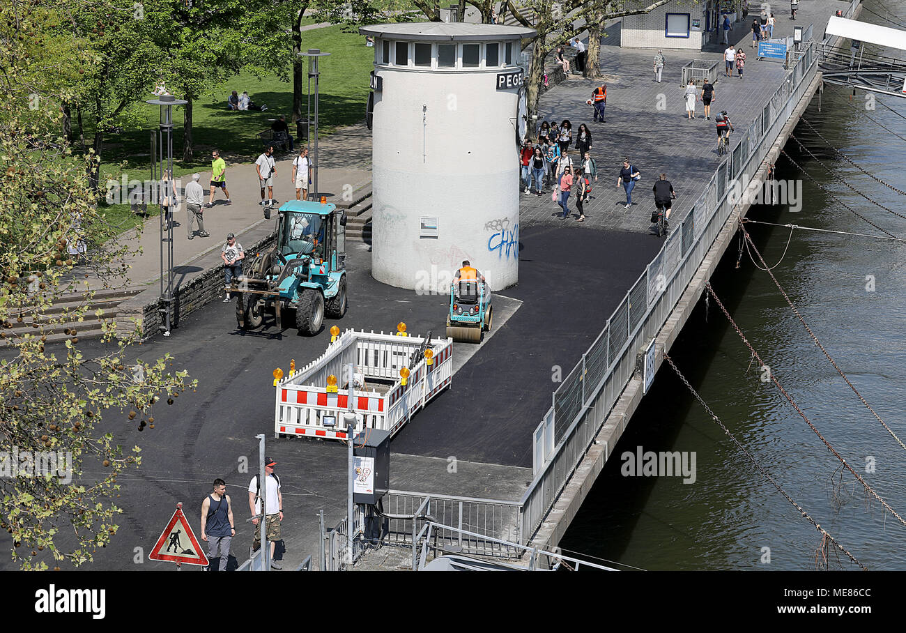 20 April 2018, Deutschland, Köln: Fußgänger Spaziergang entlang der asphaltierten Rheinpromenade. Nach mehreren Radfahrer auf der Basalt weg fiel, konkreter werden verwendet, um die Promenade zu einem sicheren Ort für alle zu machen. Foto: Oliver Berg/dpa Quelle: dpa Picture alliance/Alamy leben Nachrichten Stockfoto