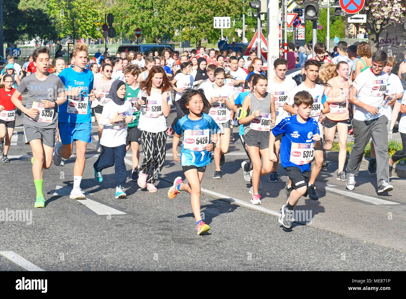 Wien, Österreich. April 21, 2018. AthleticsState Meisterschaften 10 km Straße Ausführung als Teil des Vienna City Marathon von der Wiener Prater mit dem Burgtheater. Bild zeigt die SanLucar Kinder über 2 km und die GETMOVIN jugendlich Run über 5 km Credit: Franz Perc/Alamy leben Nachrichten Stockfoto