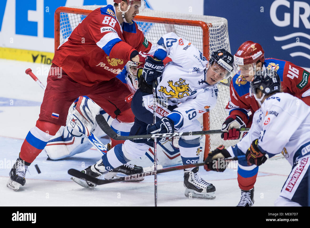 Pardubice, Tschechische Republik. 21 Apr, 2018. L-R Nikita Trjamkin und Torhüter Igor Shestyorkin (RUS), Veli-Matti Savinainen (FIN), Alexander Yelesin (RUS) und Juuso Ikonen (FIN) in Aktion während der Carlson Hockey Spiele Eishockey Turnier, Teil der Euro Hockey Tour (EHT) Serie: Russland vs Finnland in Pardubice, Tschechische Republik, 21. April 2018. Quelle: David Tanecek/CTK Photo/Alamy leben Nachrichten Stockfoto