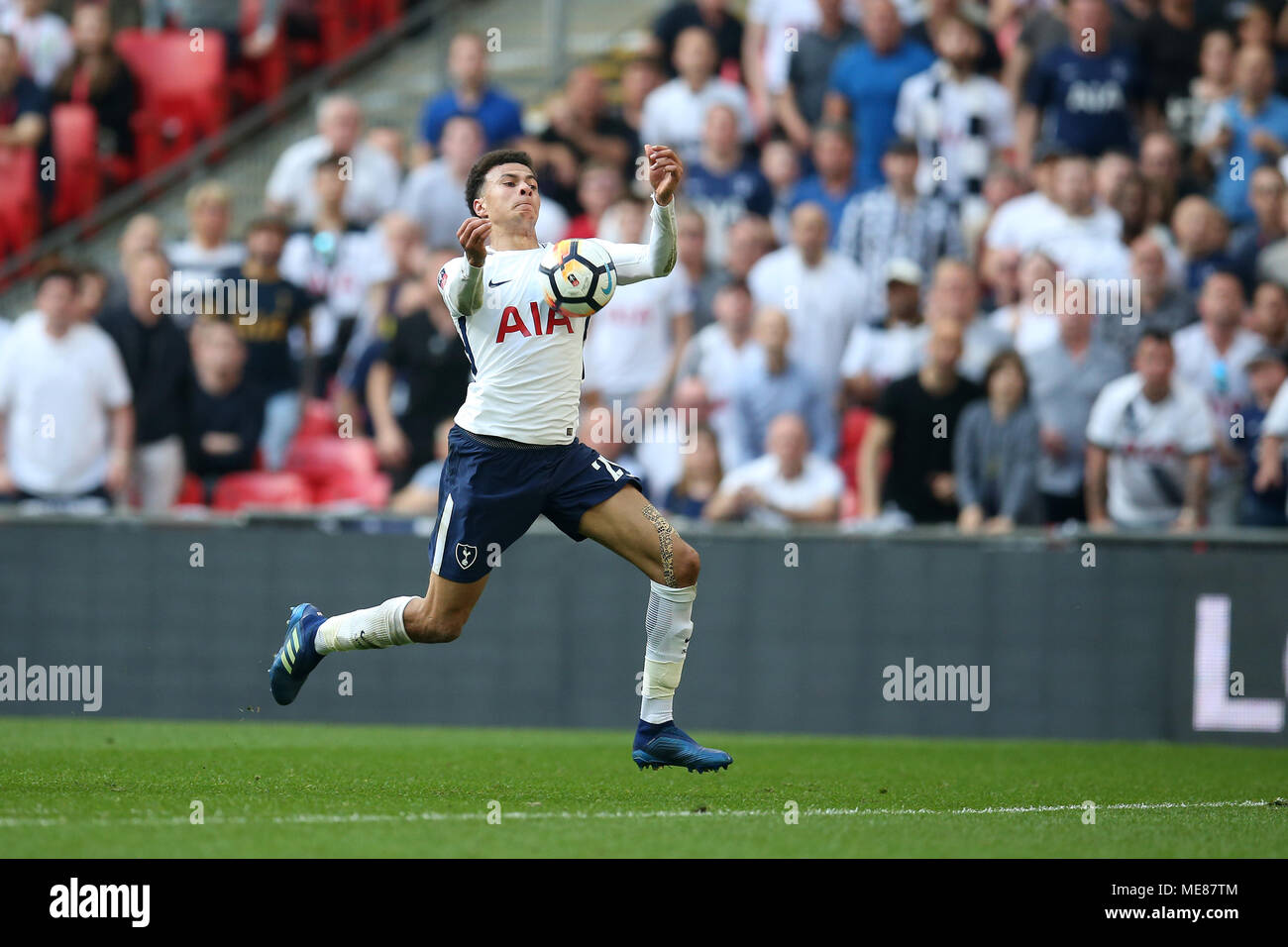 London, Großbritannien. 21. April 2018. Dele Alli von Tottenham Hotspur in Aktion. Die Emirate FA Cup semi final Match, Manchester Utd v Tottenham Hotspur im Wembley Stadion in London am Samstag, 21. April 2018. Dieses Bild dürfen nur für redaktionelle Zwecke verwendet werden. Nur die redaktionelle Nutzung, eine Lizenz für die gewerbliche Nutzung erforderlich. Keine Verwendung in Wetten, Spiele oder einer einzelnen Verein/Liga/player Publikationen. pic von Andrew Obstgarten/Andrew Orchard sport Fotografie/Alamy leben Nachrichten Stockfoto