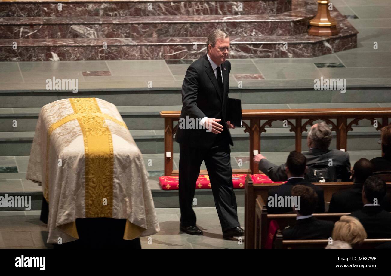Jeb Bush Ansätze sein Vati, ehemaligen Pres George H.W. Bush, nach seiner Rede bei der Trauerfeier für seine Mutter, ehemalige First Lady Barbara Bush in Houston, TX. Stockfoto