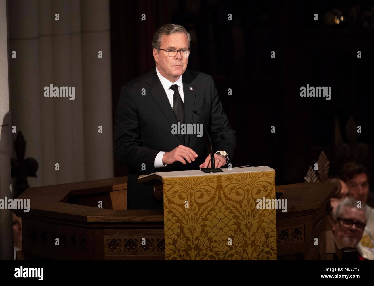 Jeb Bush spricht an der Trauerfeier in der St. Martin's Episcopal Kirche für seine Mutter, ehemalige First Lady Barbara Bush. Stockfoto