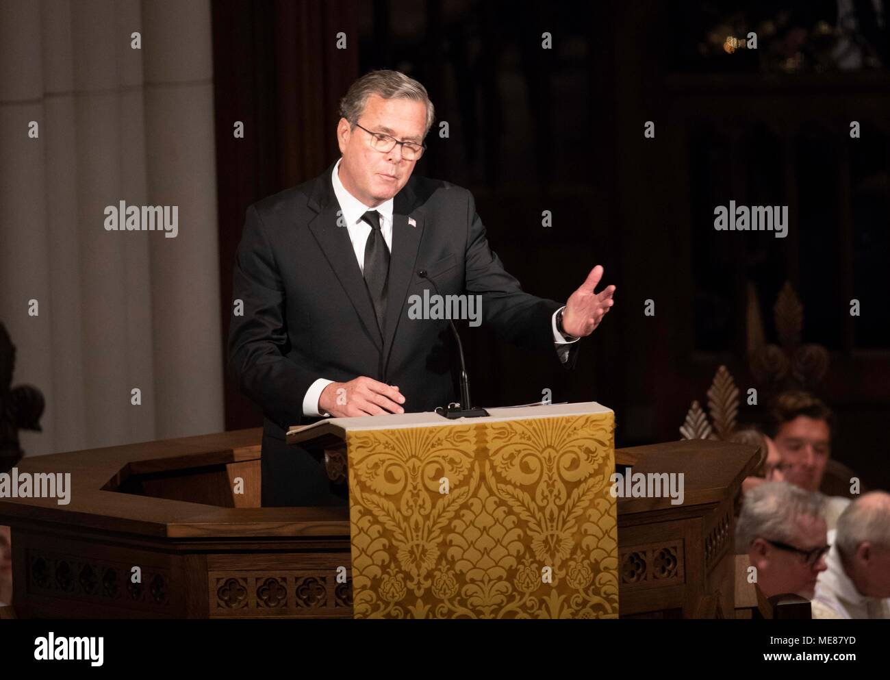 Jeb Bush spricht an der Trauerfeier in der St. Martin's Episcopal Kirche für seine Mutter, ehemalige First Lady Barbara Bush. Stockfoto
