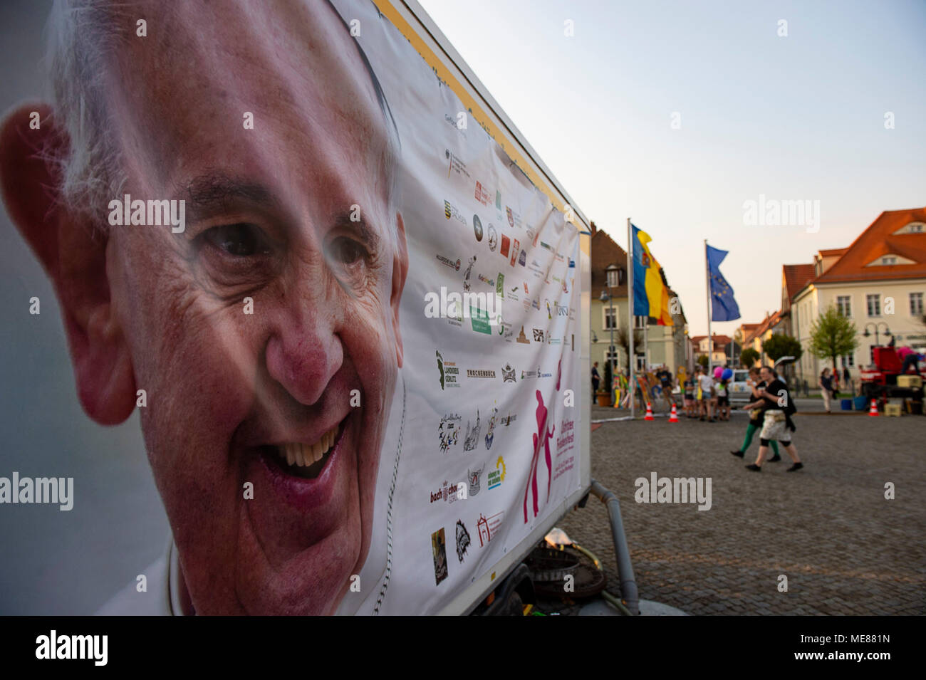 Ostritz, Deutschland. 21. April 2018. Ein Banner zeigt Papst Franziskus an einem 'Fest des Friedens "Bekämpfung eine neo-nazi-Festival in der Nähe. Foto: Nils Holgerson/dpa Quelle: dpa Picture alliance/Alamy Leben Nachrichten Quelle: dpa Picture alliance/Alamy leben Nachrichten Stockfoto