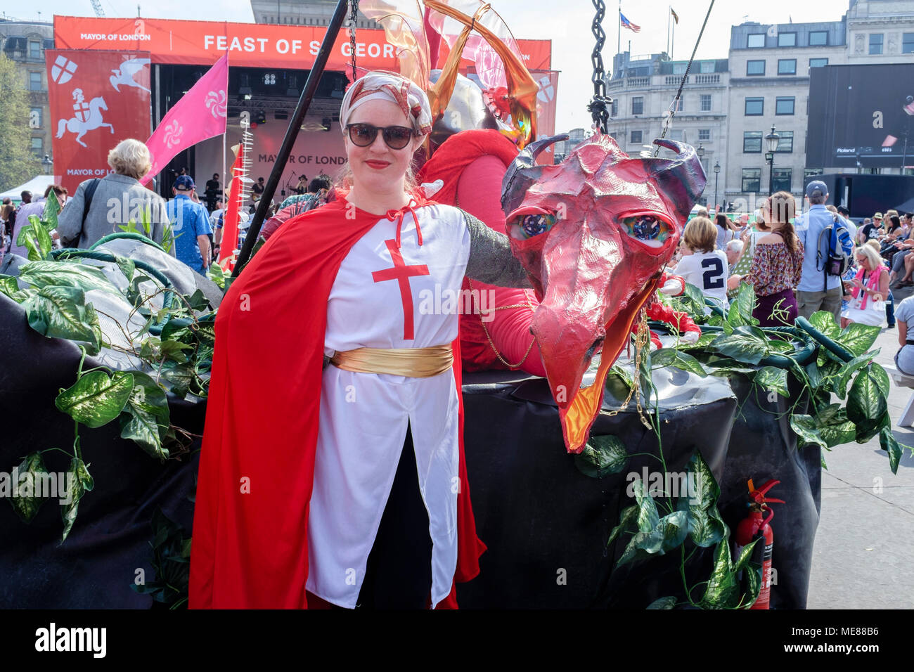 London, Großbritannien. 21. April 2018. Fest des Hl. Georg, Schutzpatron von England feierte auf dem Trafalgar Square, London, UK Stockfoto