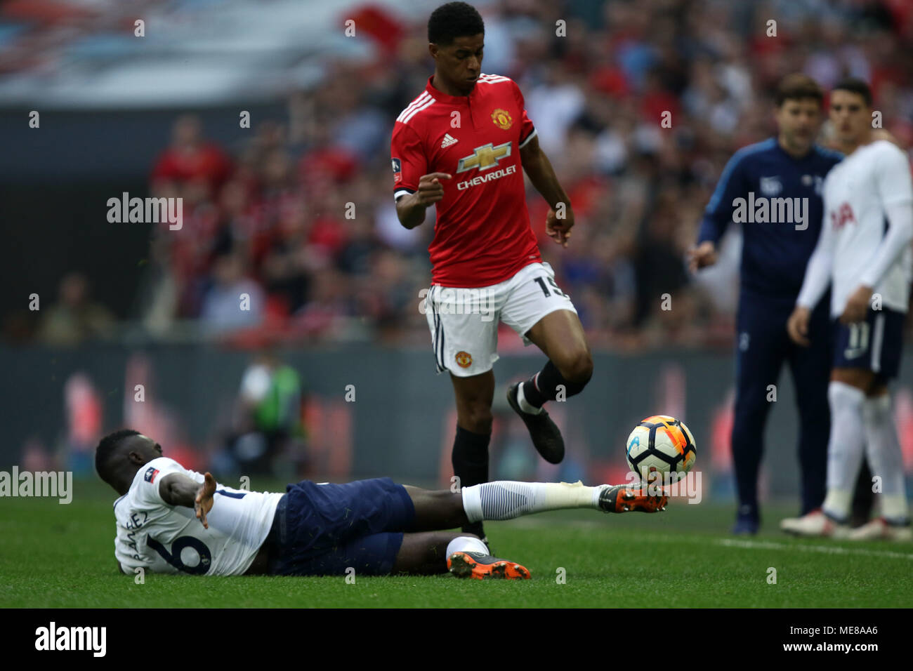 London, UK, 21. April 2018. Davinson Sanchez (TH) und Marcus Rashford (MU), die Rashford Für, gebucht, nachdem man zu Boden nach diesem Angriff, bei der Emirates FA-Cup Halbfinale zwischen Manchester United und Tottenham Hotspur, im Wembley Stadion, London, am 21. April 2018. ** Dieses BILD IST FÜR DIE REDAKTIONELLE VERWENDUNG ** Quelle: Paul Marriott/Alamy leben Nachrichten Stockfoto