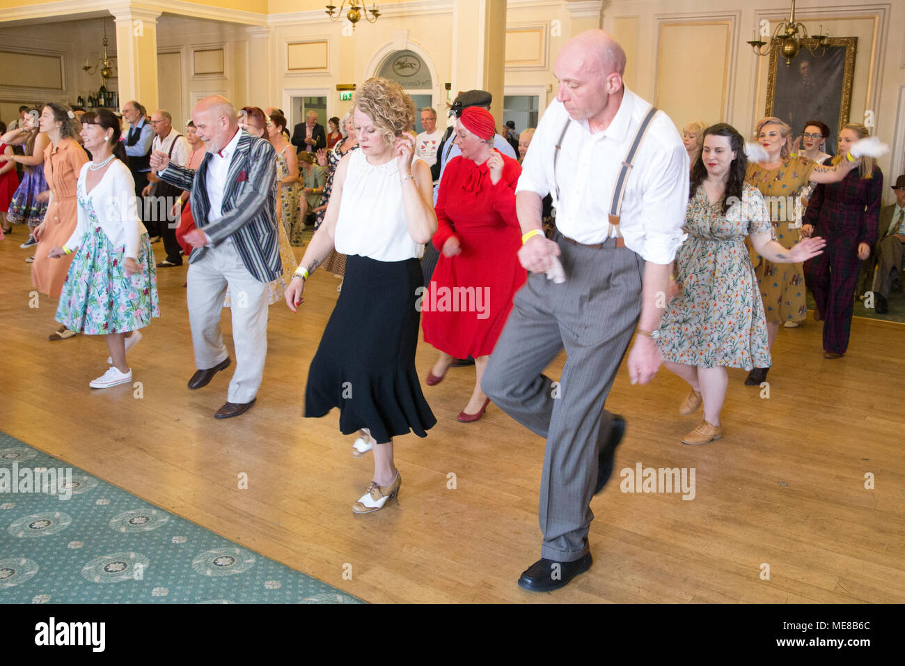 York, UK, 21. April 2018. Die York Vintage Festival verwandelt York Racecourse in einem zweitägigen Feier aller Dinge vintage über das Wochenende vom 21. und 22. April. Besucher trat zurück in der Zeit ein dichtes Programm Feiern, Musik, Mode, Stil, Autos, waren und alles dazwischen, dass einmal ein Lächeln für Menschen in Großbritannien zwischen 1930 und 1960 gebracht. Wenn die begeisterten Teilnehmer dieses Festivals sind alles um dann eines dieser klar ist - wir sicher wusste, wie unsere Haare lassen und Tanz zurück dann weiter! Stockfoto