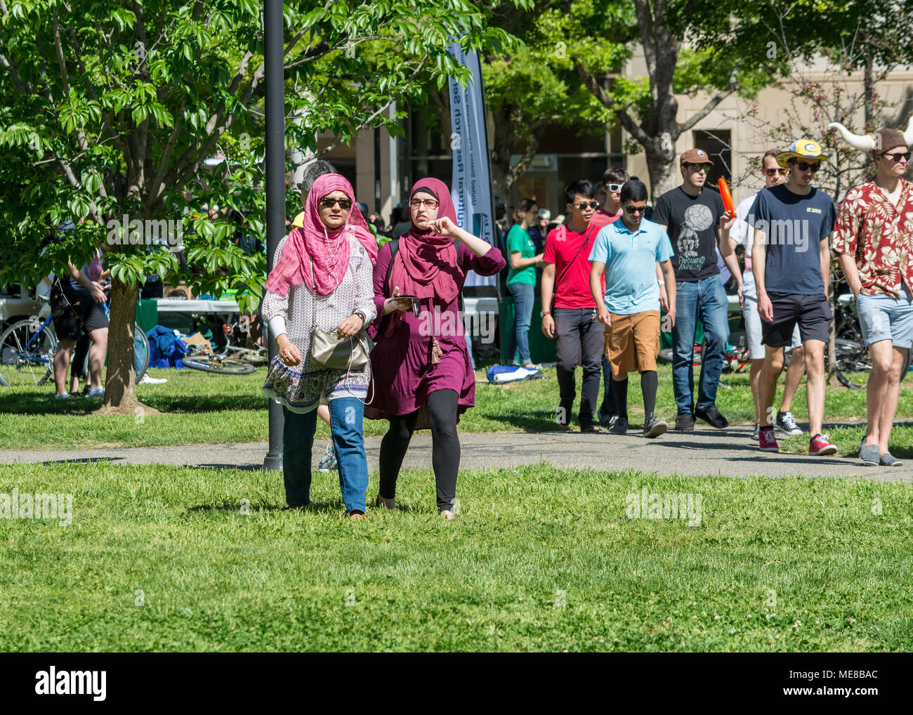 Davis, Kalifornien, USA, 21. April 2017. Muslimische Frauen zu Fuß auf dem Campus während der UC Davis jährliche Picknick Tag. Picknick Tag ist ein glücklicher Tag an der UC Kalifornien in Davis als die Universität ihre Dienststellen zur Schau stellt. Es gibt Aktivitäten für die ganze Familie Alle über Campus Schwerpunkt auf Bildung. Credit: AlessandraRC/Alamy leben Nachrichten Stockfoto