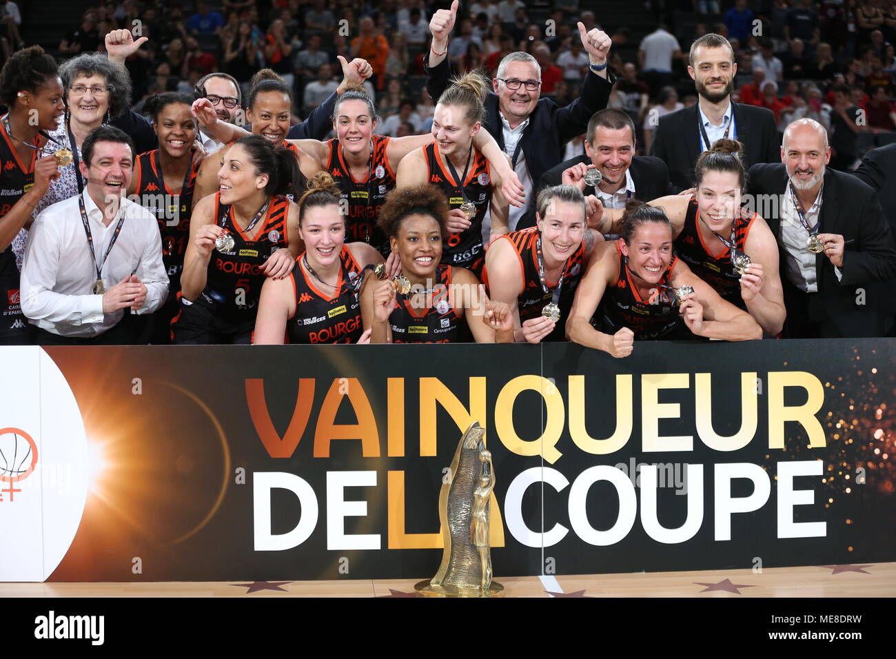 Tango Bourges Basket Team feiern ihren Sieg beim Basketball Cup der Frankreich Frauen zwischen Tango Bourges Basket und Ciano Flammes Warenkorb Ardennen in AccorHotel Arena von Paris. Stockfoto