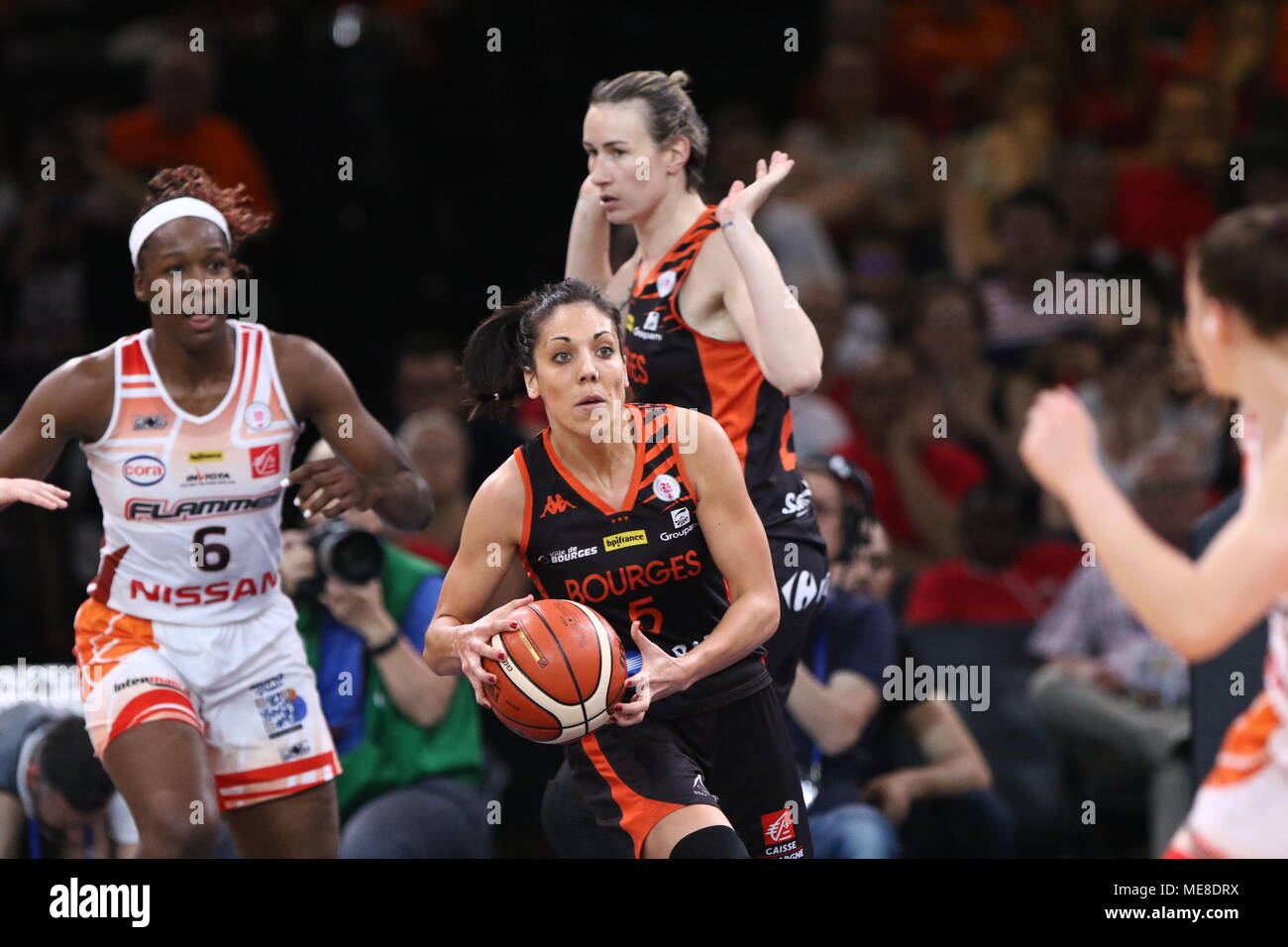 Cristina Ouvina in Aktion beim Basketball Cup der Frankreich Frauen zwischen Tango Bourges Basket und Ciano Flammes Warenkorb Ardennen in AccorHotel Arena von Paris. Stockfoto