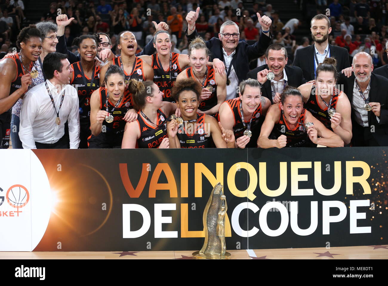 Tango Bourges Basket Team feiern ihren Sieg beim Basketball Cup der Frankreich Frauen zwischen Tango Bourges Basket und Ciano Flammes Warenkorb Ardennen in AccorHotel Arena von Paris. Stockfoto