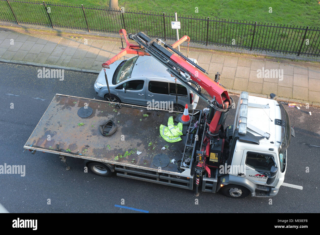 London, UK, 22. April 2018. Virgin Money London Marathon 2018 Tow Trucks vor diesem Jahre Marathon klar die Route der geparkten Autos um 7 Uhr am Sonntag morgen in der engen Straße Limehouse E14 auf der Strecke des berühmten Rennen. Credit: Nigel Bowles/Alamy leben Nachrichten Stockfoto