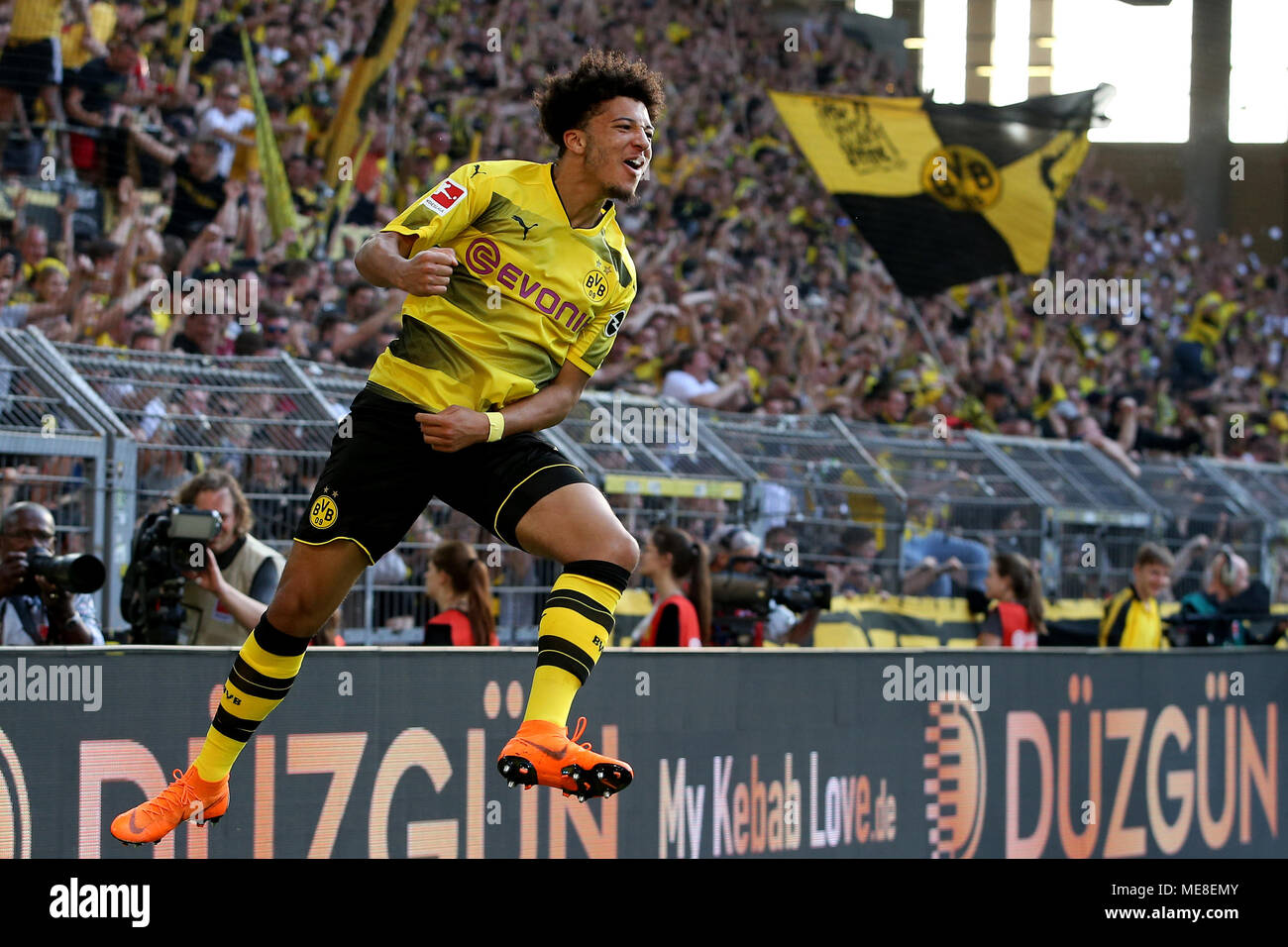 Dortmund, Deutschland. 21 Apr, 2018. Jadon Sancho von Borussia Dortmund feiert zählen während der Deutschen Bundesligaspiel zwischen Borussia Dortmund und Bayer 04 Leverkusen am Signal Iduna Park, Dortmund, Deutschland, am 21. April 2018. Borussia Dortmund gewann 4-0. Quelle: Joachim Bywaletz/Xinhua/Alamy leben Nachrichten Stockfoto