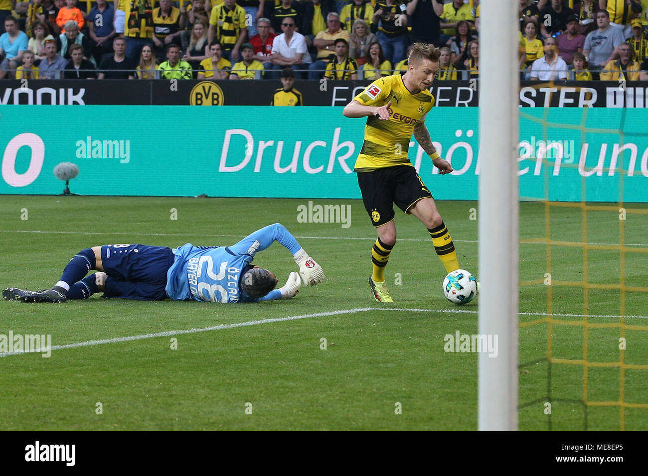 Dortmund, Deutschland. 21 Apr, 2018. Marco Reus (R) von Borussia Dortmund Kerben während der Deutschen Bundesligaspiel zwischen Borussia Dortmund und Bayer 04 Leverkusen am Signal Iduna Park, Dortmund, Deutschland, am 21. April 2018. Borussia Dortmund gewann 4-0. Quelle: Joachim Bywaletz/Xinhua/Alamy leben Nachrichten Stockfoto