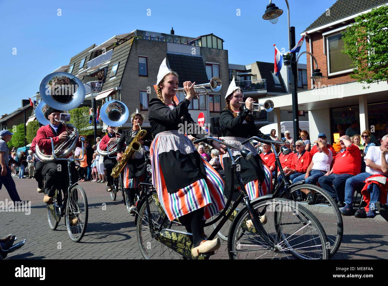 Die Teilnahme an der jährlichen Dutch Flower Parade war die unglaubliche Niederländisch Radfahren Band. Die jährlichen Dutch Flower Parade einen 40 Kilometer langen Strecke von Noordwijk zu Haarlem folgt. Tausende von Besuchern aus dem In- und Ausland Leitung die Route anzuzeigen die spektakulären schwimmt mit Blumen und Blumenzwiebeln. Credit: Wendy Johnson/Alamy Live News Credit: Wendy Johnson/Alamy leben Nachrichten Stockfoto