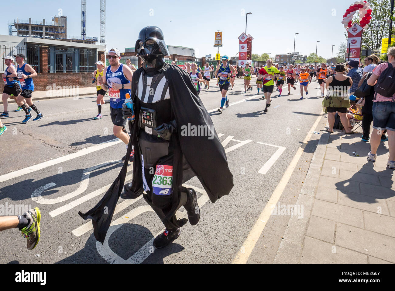 London, Großbritannien. 22. April 2018. Darth Vader verbindet die 38th London Marathon als Läufer durch Evelyn Straße in South East London Pass. Credit: Guy Corbishley/Alamy leben Nachrichten Stockfoto