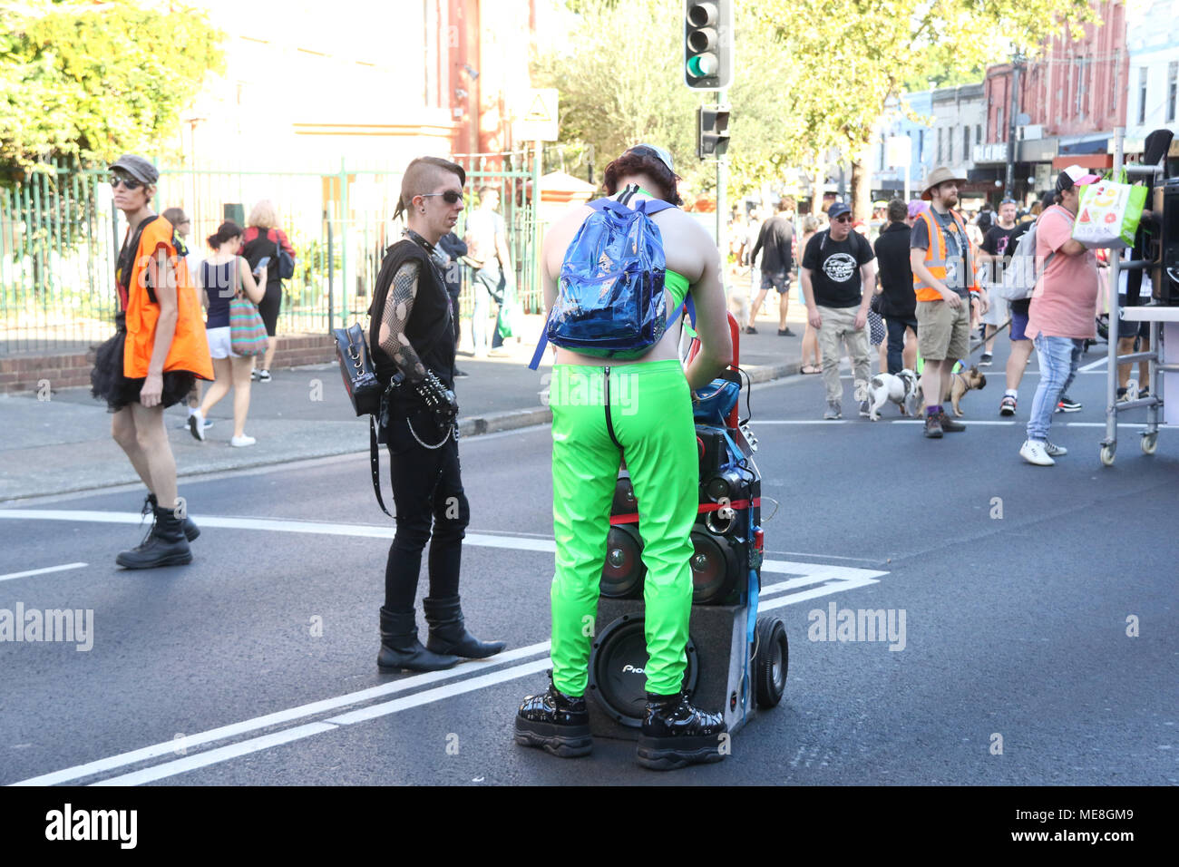 Sydney, Australien. 22. April 2018. Reclaim-the-Streets der Street Dance Party, die in der Nabe, Newtown gestartet und machte seinen Weg entlang der King Street über die George Michael Wandbild in Erskineville und endete in Sydney Park, St. Peters organisiert. Dies ist die dritte jährliche Veranstaltung, die erste wird am 23. April 2016 Nach einem Ueberfall auf einen Mann in Newtown, trägt ein Kleid war. Credit: Richard Milnes/Alamy leben Nachrichten Stockfoto