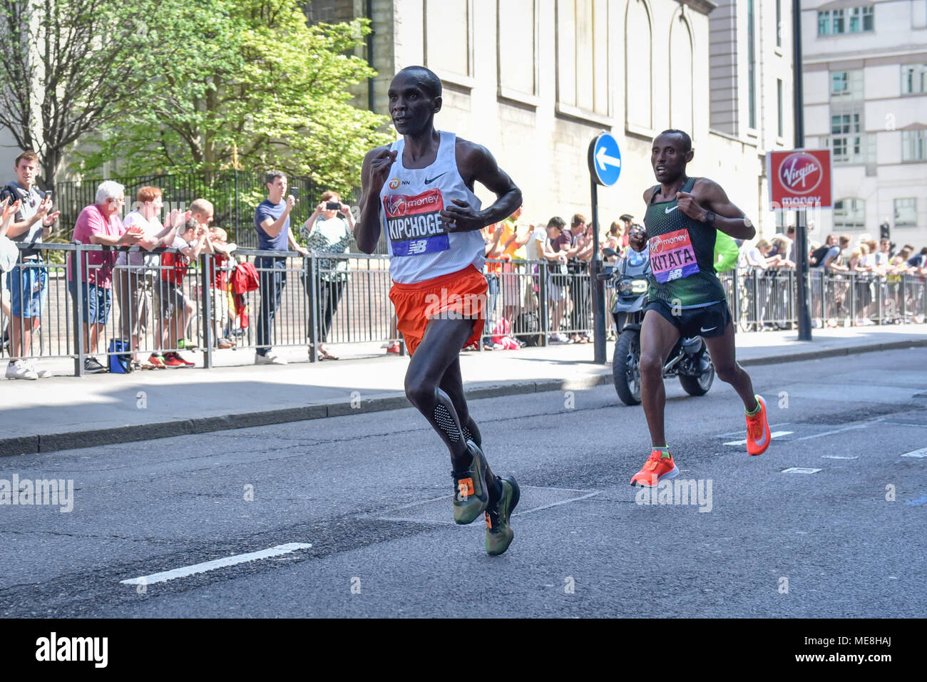 London, Großbritannien. 22. April 2018. Eliud Kipchoge (Kenia) (L), weiße Weste) fließt durch Meile 23, im Rennen der Elite Männer der London Marathon 2018. Kipchoge würde fortfahren, das Rennen in einer Zeit von 02:04 zu gewinnen: 27 mit Tola Shura Kitata, (Äthiopien) (R) an zweiter Stelle. Credit: Stephen Chung/Alamy leben Nachrichten Stockfoto
