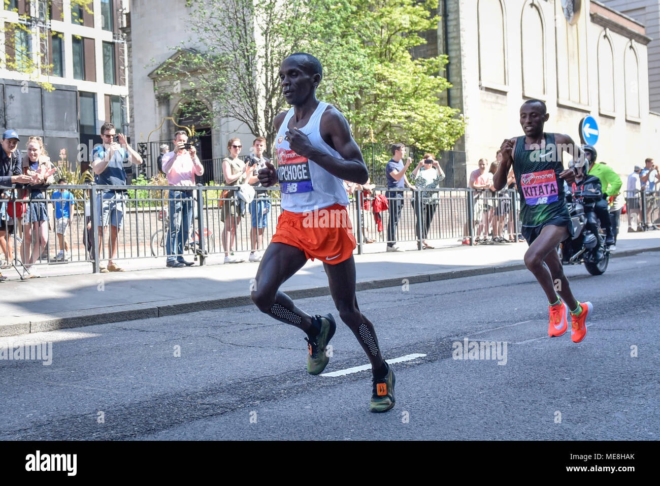London, Großbritannien. 22. April 2018. Eliud Kipchoge (Kenia) (L), weiße Weste) fließt durch Meile 23, im Rennen der Elite Männer der London Marathon 2018. Kipchoge würde fortfahren, das Rennen in einer Zeit von 02:04 zu gewinnen: 27 mit Tola Shura Kitata, (Äthiopien) (R) an zweiter Stelle. Credit: Stephen Chung/Alamy leben Nachrichten Stockfoto