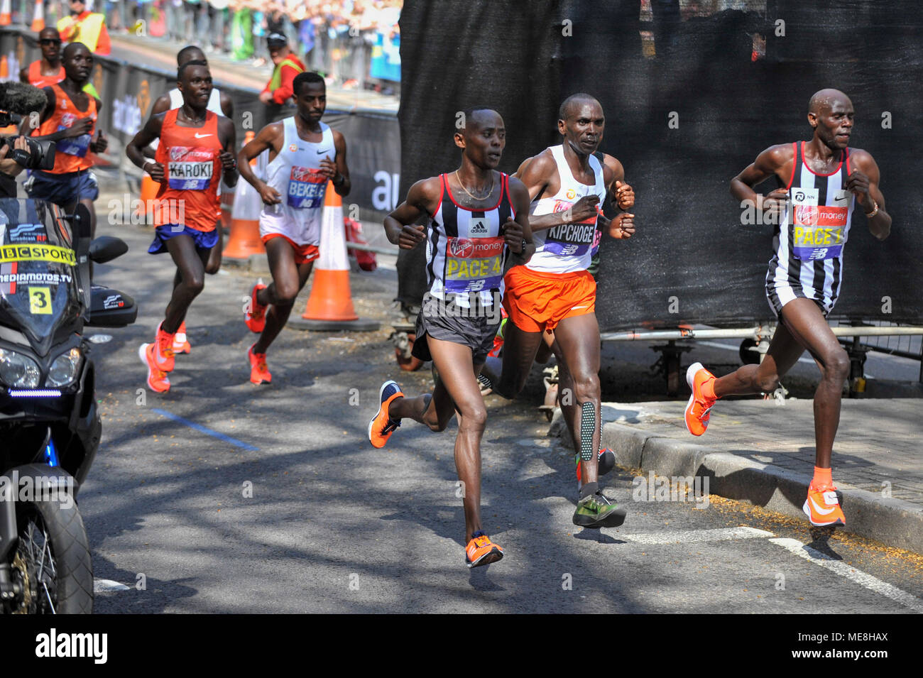London, Großbritannien. 22. April 2018. Eliud Kipchoge (Kenia) (2 rd R, weiße Weste) fließt durch Meile 13, in der Nähe der Tower Bridge, im Rennen der Elite Männer der London Marathon 2018. Kipchoge würde fortfahren, das Rennen in einer Zeit von 02:04:27. Credit: Stephen Chung/Alamy leben Nachrichten Stockfoto