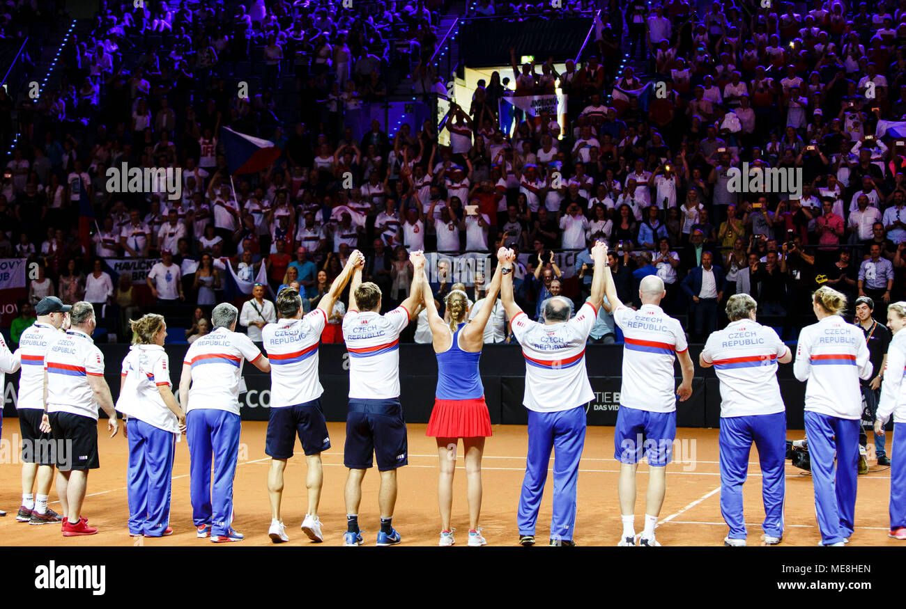 Das tschechische Team feiert seinen Sieg gegen Deutschland bei der Fed Cup Halbfinale. Stockfoto