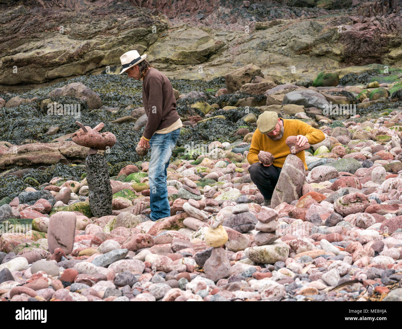 Dunbar, Schottland, 22. April 2018. Auge Cave Strand, Dunbar, East Lothian, Schottland, Vereinigtes Königreich, 22. April 2018. Der zweite Tag des zweiten Europäischen Stein stacking Meisterschaften an diesem Wochenende in Dunbar, von Dunbar Street Art Trail organisiert. Der erste Wettbewerb des Tages war die Anzahl der Steine in 20 Minuten. Der Gewinner ausgeglichen 29 Steine, etwas weniger als im letzten Jahr, gewann 32 Steine. Ein Wettbewerber Praktiken Stein balancing. Marco Montesini, einem Wettbewerber aus Spanien, und James Brunt aus England, bauen Stein ausgewogene Stapel Stockfoto