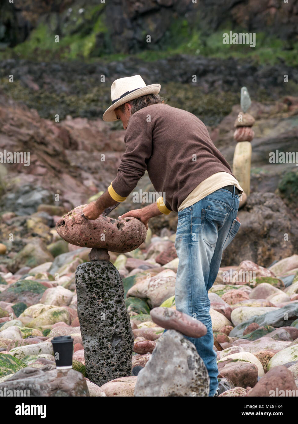 Dunbar, Schottland, 22. April 2018. Auge Cave Strand, Dunbar, East Lothian, Schottland, Vereinigtes Königreich, 22. April 2018. Der zweite Tag des zweiten Europäischen Stein stacking Meisterschaften fand in Dunbar, von Dunbar Street Art Trail organisiert. Der erste Wettbewerb des Tages war die Anzahl der Steine in 20 Minuten. Der Gewinner ausgeglichen 29 Steine, etwas weniger als im letzten Jahr, gewann 32 Steine. Ein Wettbewerber Praktiken Stein balancing. Marco Montesini, einem Wettbewerber aus Spanien, baut einen Stein Stapel Stockfoto