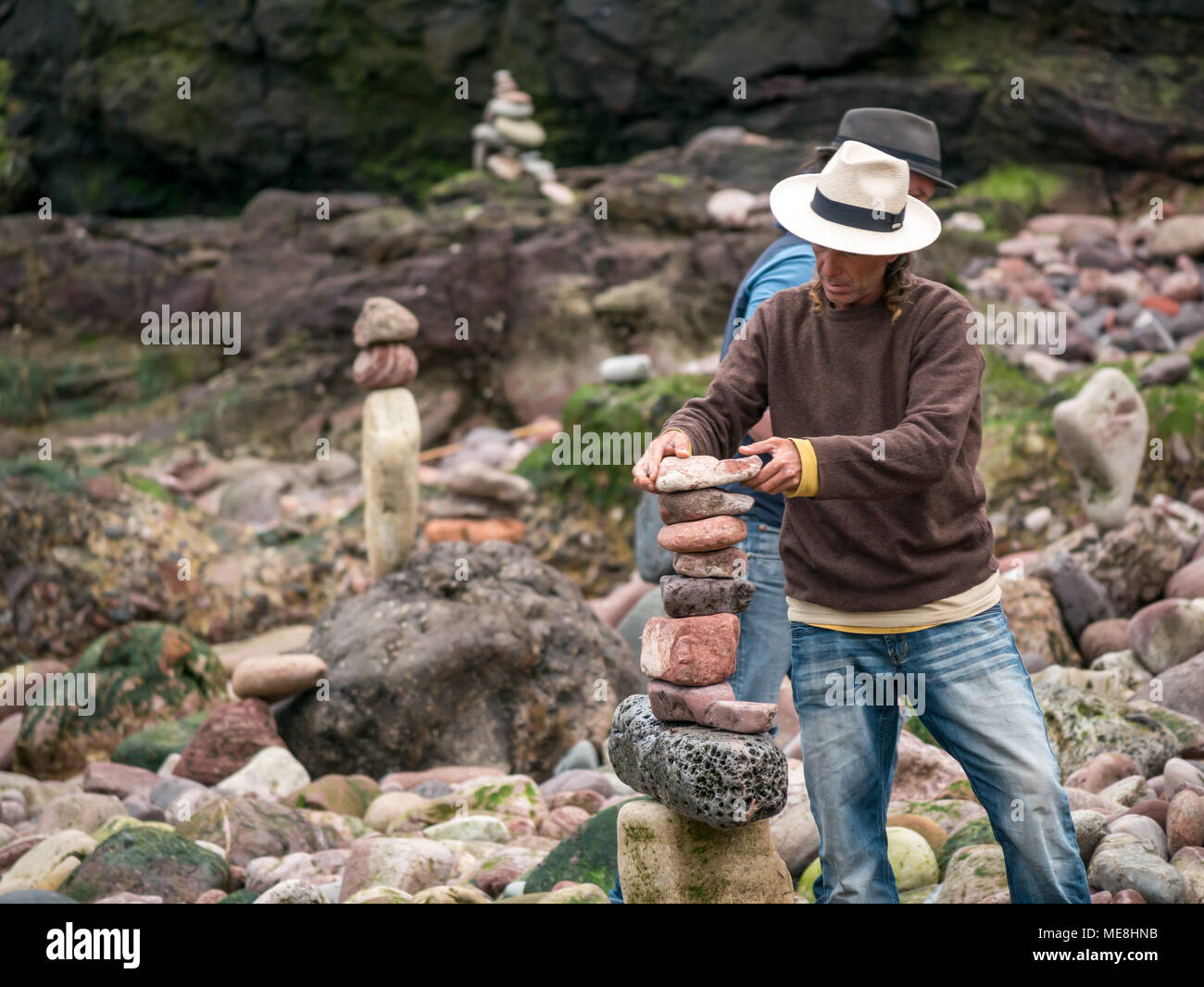 Dunbar, Schottland, 22. April 2018. Auge Cave Strand, Dunbar, East Lothian, Schottland, Vereinigtes Königreich, 22. April 2018. Der zweite Tag des zweiten Europäischen Stein stacking Meisterschaften an diesem Wochenende in Dunbar, von Dunbar Street Art Trail organisiert. Der erste Wettbewerb des Tages war die Anzahl der Steine in 20 Minuten. Der Gewinner ausgeglichen 29 Steine, etwas weniger als im letzten Jahr, gewann 32 Steine. Marco Montesini, einem Wettbewerber aus Spanien, baut einen Stein Stapel Stockfoto