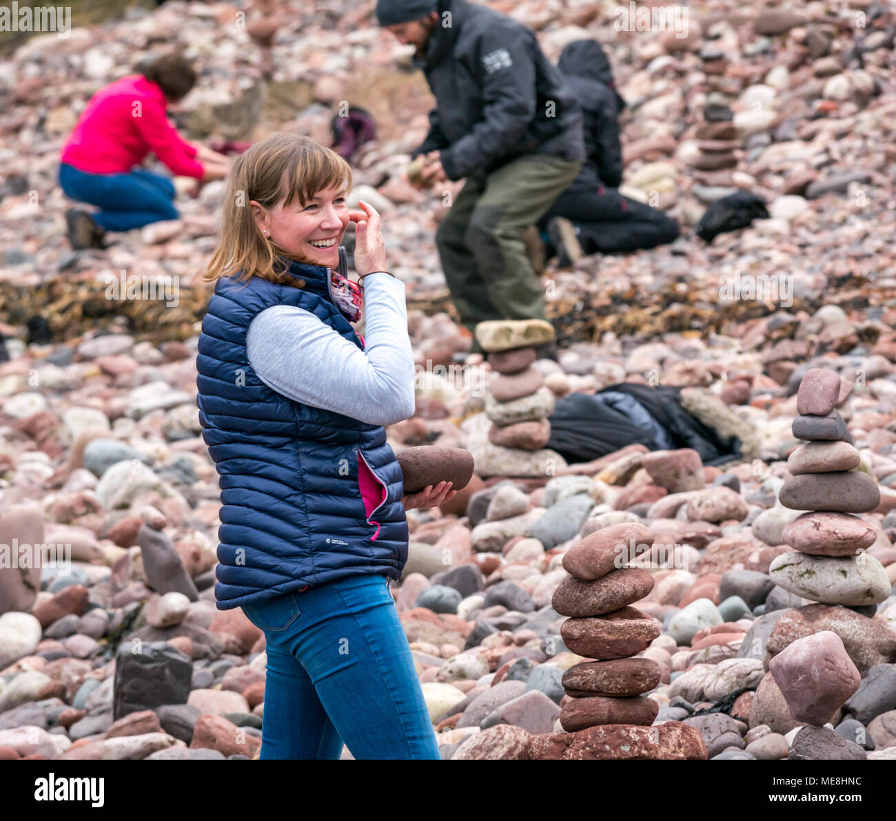 Dunbar, Schottland, 22. April 2018. Auge Cave Strand, Dunbar, East Lothian, Schottland, Vereinigtes Königreich, 22. April 2018. Der zweite Tag des zweiten Europäischen Stein stacking Meisterschaften an diesem Wochenende in Dunbar, von Dunbar Street Art Trail organisiert. Der erste Wettbewerb des Tages war die Anzahl der Steine in 20 Minuten. Der Gewinner ausgeglichen 29 Steine, etwas weniger als im letzten Jahr, gewann 32 Steine. Arlene Stuart, Moderator von TV-Angelegenheiten des ländlichen Raums Programm, Landwärts, nahm teil, während für die BBC Schottland Programm gefilmt zu werden, Stockfoto