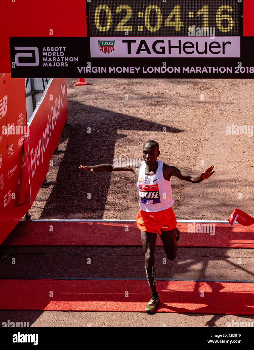 London, UK, 22. April 2018 in London, UK, Marathon Eliud Kipchoge, Sieger der männlichen Elite Rennen an der London Marathon 2018 Credit: Ian Davidson/Alamy leben Nachrichten Stockfoto