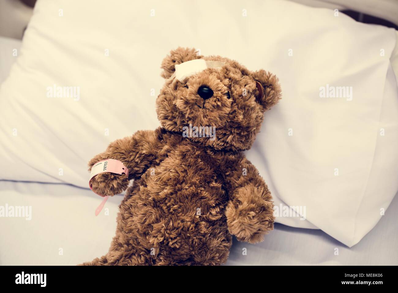 Eine verletzte Teddybär im Krankenhaus Stockfoto