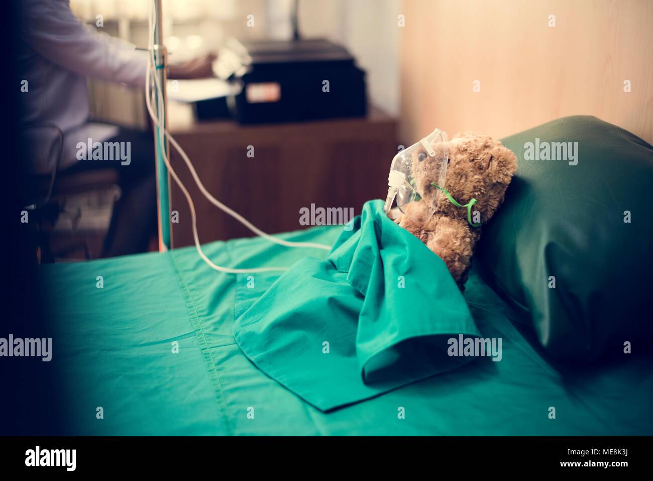 Eine verletzte Teddybär im Krankenhaus Stockfoto