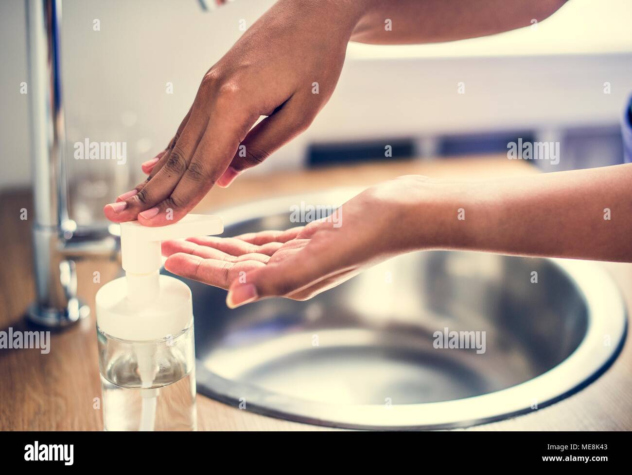 Nahaufnahme der Hände waschen und desinfizieren Lösung Stockfoto