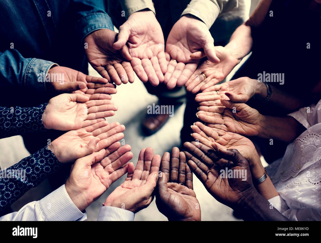 Gruppe von verschiedenen Händen in einem Kreis Stockfoto