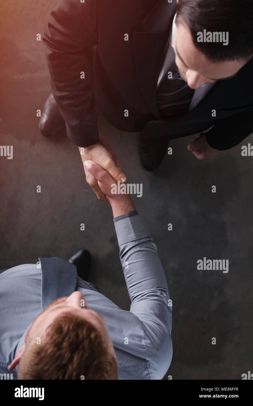 Handshaking business Person im Büro. Konzept der Teamarbeit und Partnerschaft Stockfoto