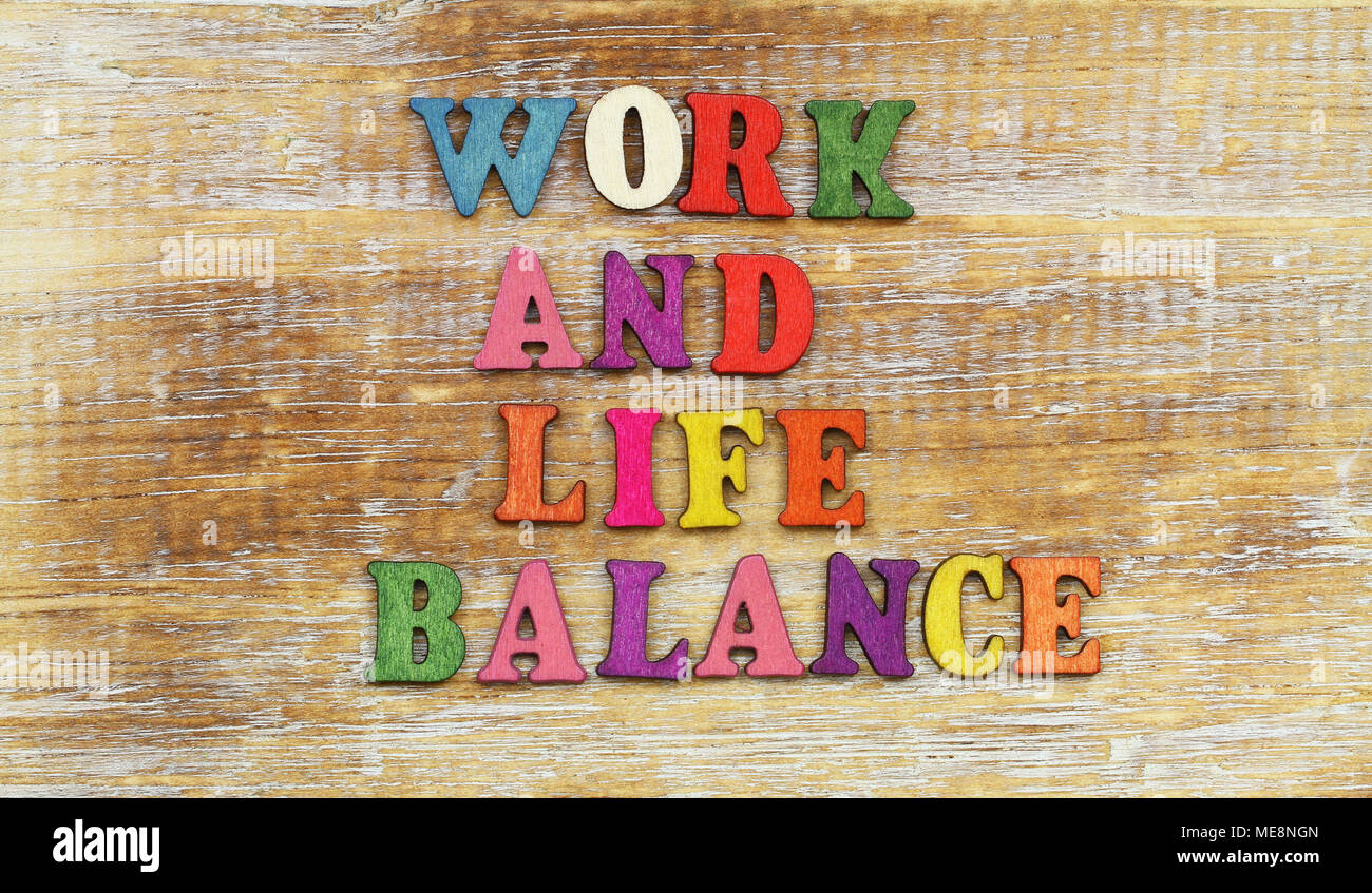Arbeit und Leben Balance mit bunten Buchstaben auf rustikale Oberfläche geschrieben Stockfoto