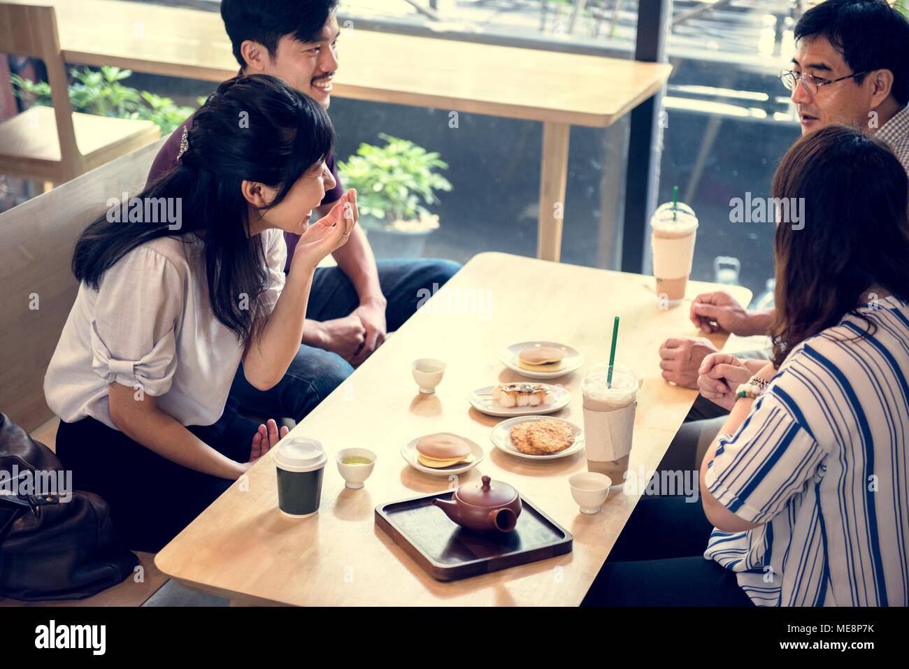 Japanische Freunde in einem Cafe Stockfoto