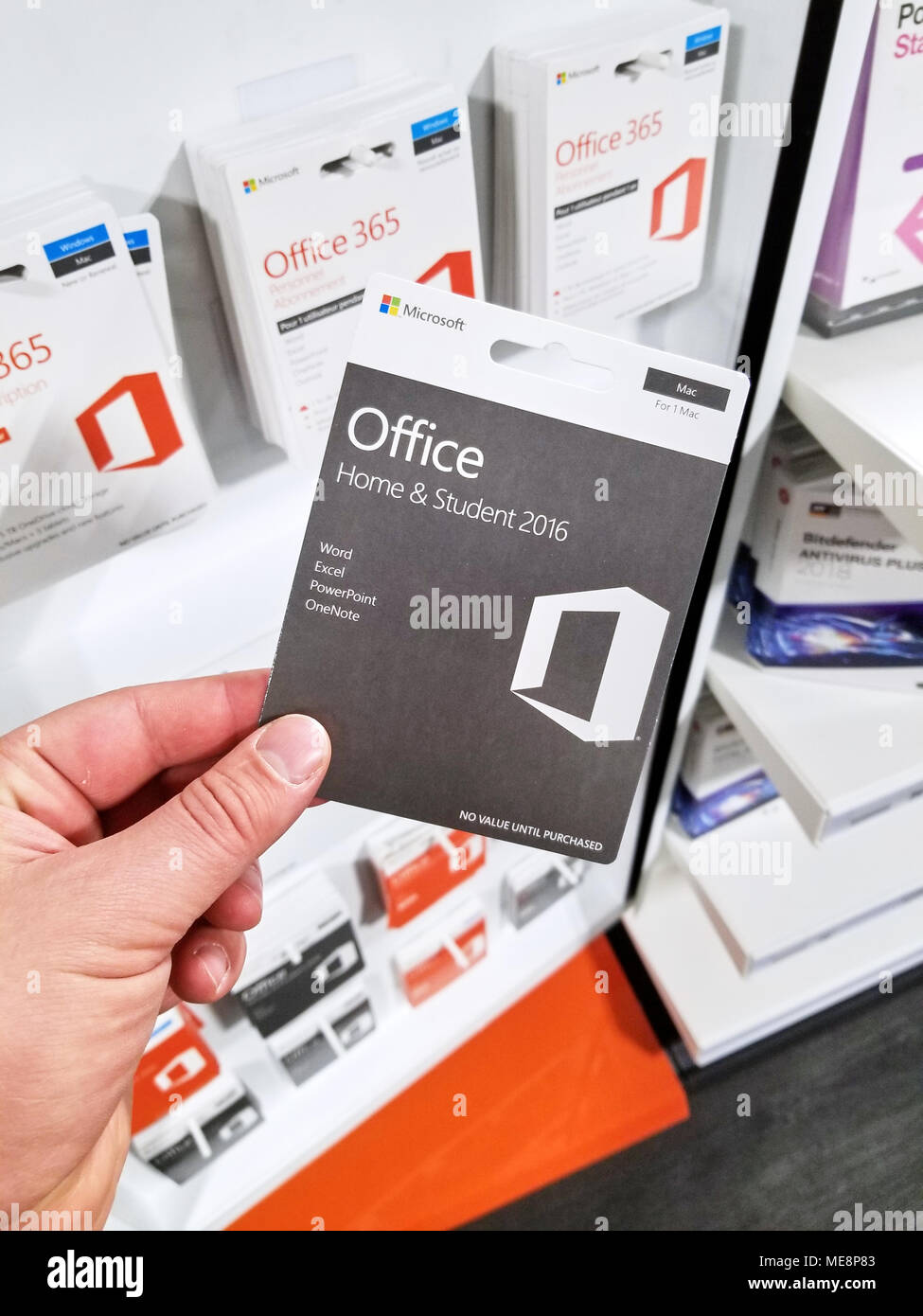 MONTREAL, KANADA - 10. MÄRZ 2018: Microsoft Office 365 Student Abonnement Karte in einer Hand. Office 365 ist der Markenname Microsoft verwendet für eine Gruppe o Stockfoto