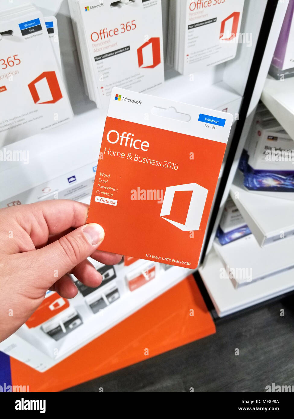 MONTREAL, KANADA - 10. MÄRZ 2018: Microsoft Office 365 Abonnement Karte in einer Hand. Office 365 ist der Markenname Microsoft verwendet Für eine Gruppe von Tln Stockfoto