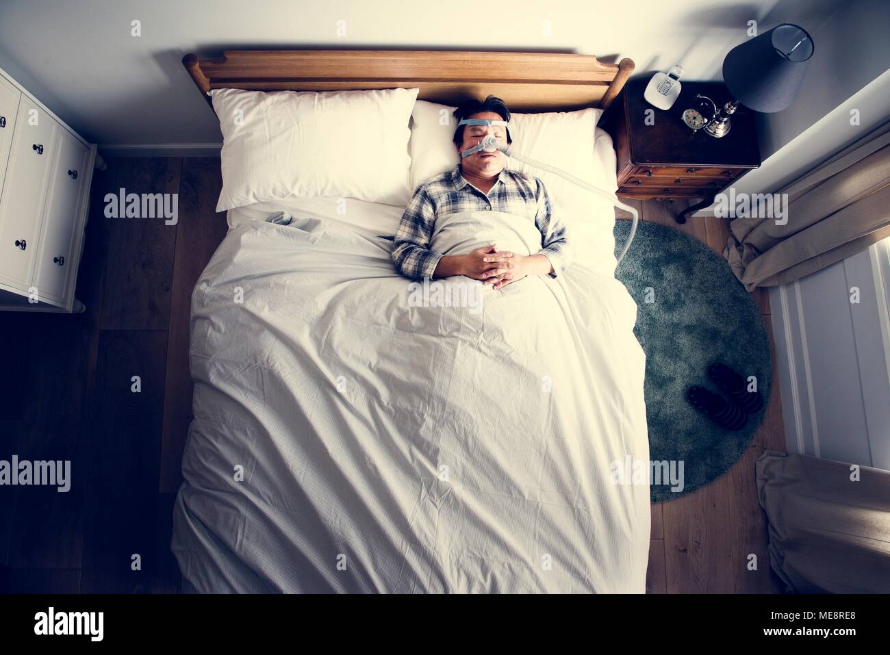Mann schlafen mit einer anti-schnarchen Maske Stockfoto