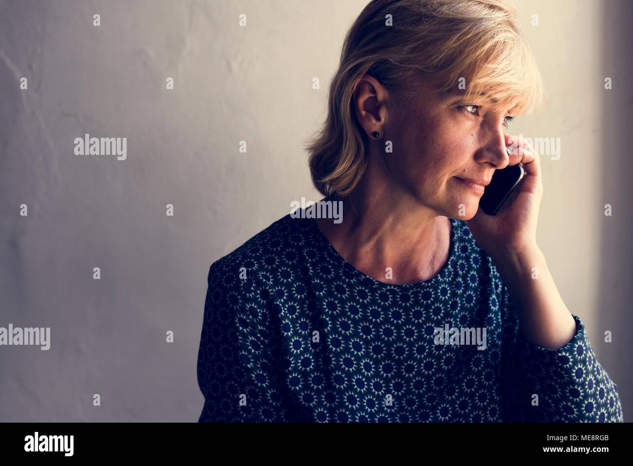 Nahaufnahme der kaukasischen Frau mit einem Mobiltelefon Stockfoto
