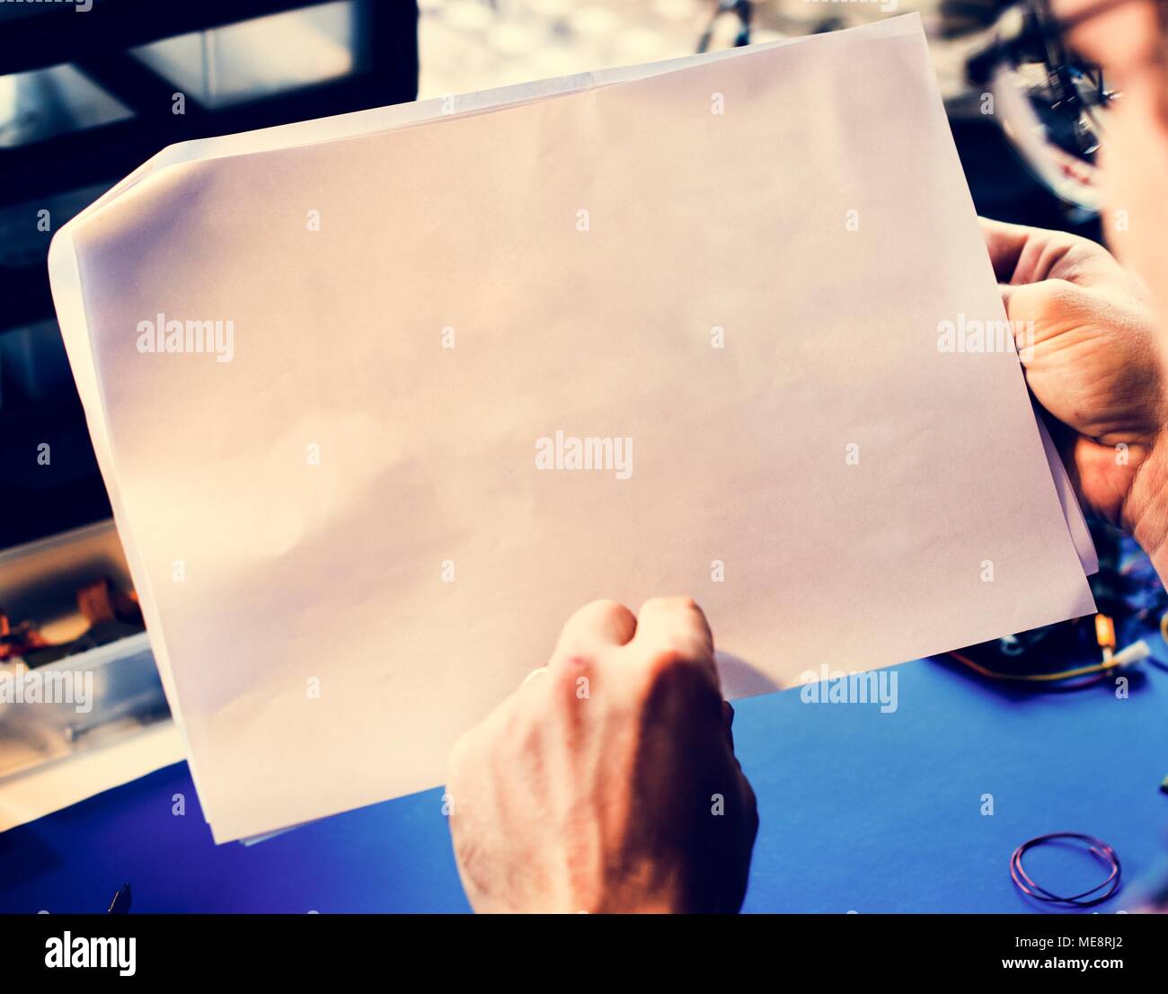Techniker Mann hält ein leeres Papier Stockfoto