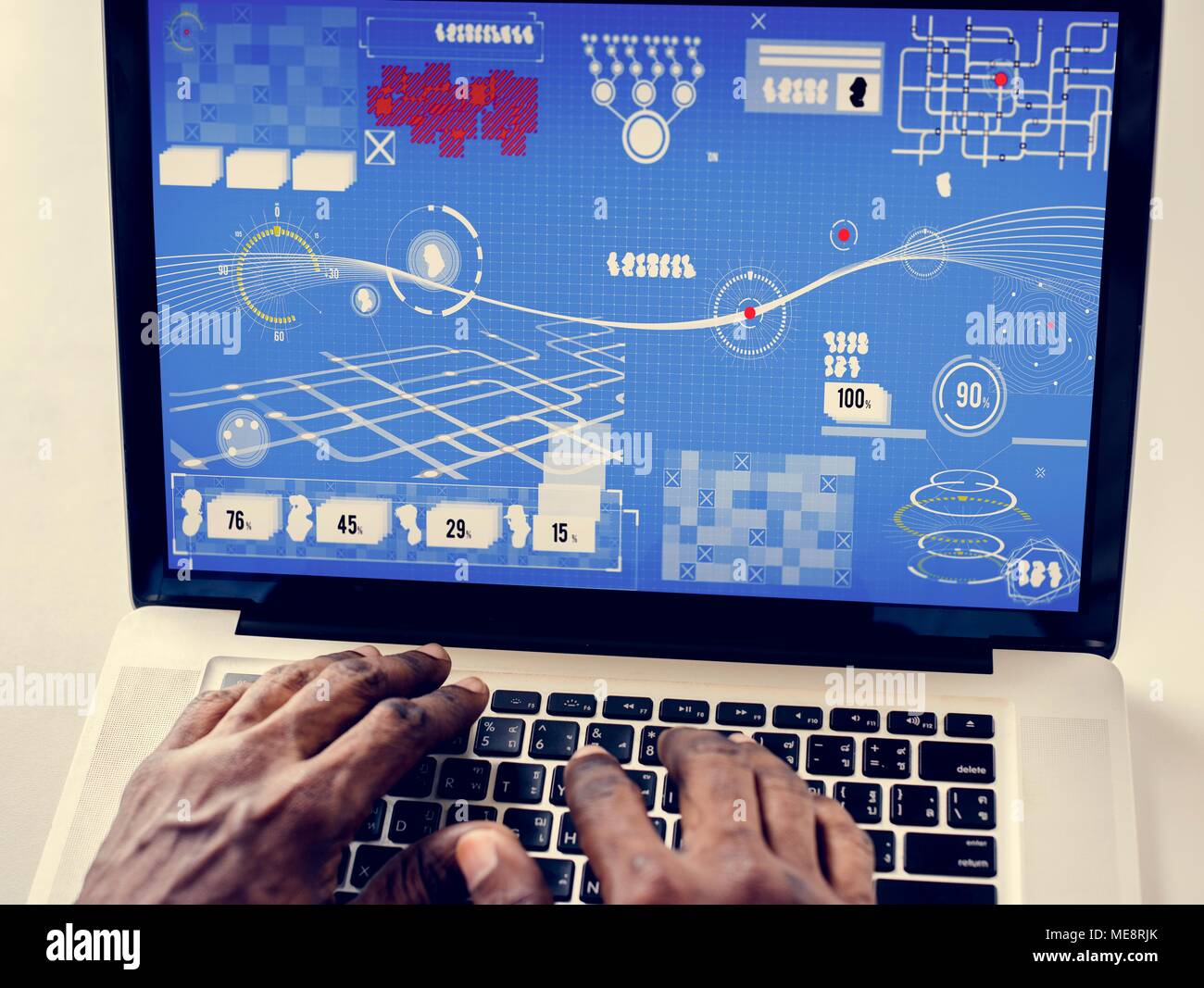 Hände auf einem Laptop mit infografik auf dem Bildschirm Stockfoto