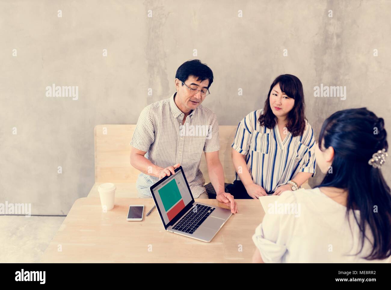 Business Team Menschen Diskussion im Café Stockfoto