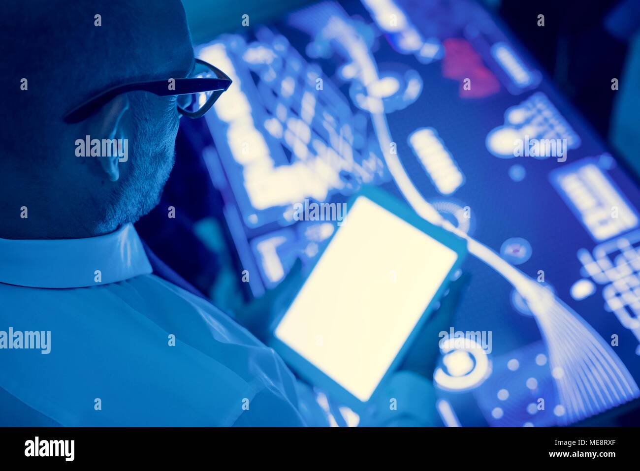 Mann hält mit Tablette in eine Technologie Konferenz Stockfoto